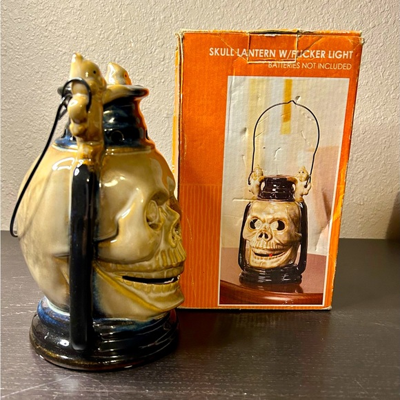 Kirkland Skull light up lantern - Picture 2 of 9